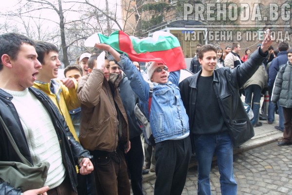 Протест на пенсионери и студенти пред общината за картите за транспорт 2004.2