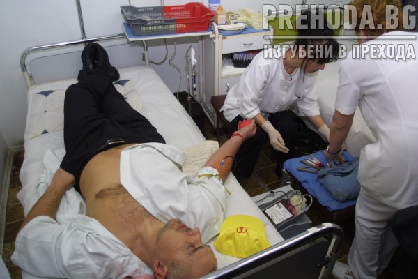 Клиника на МВР - Бойко Борисов дарява кръв 2004.3