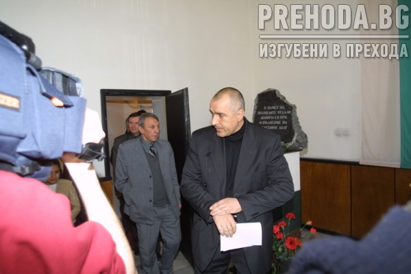 Бойко Борисов дава средства на сираци на загинали полицаи 2004.3