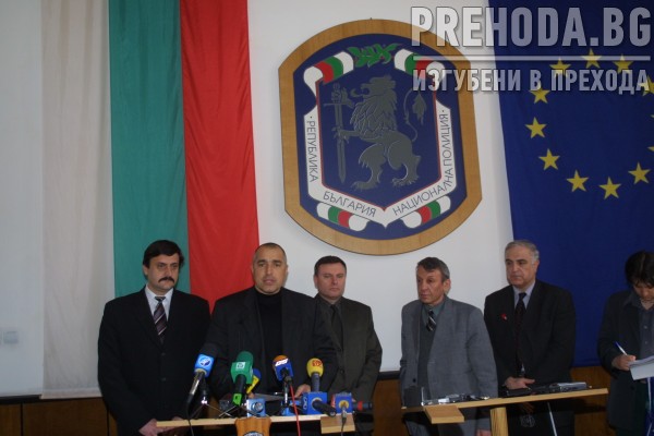 Бойко Борисов дава средства на сираци на загинали полицаи 2004.3