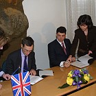 МВ Влчев и Краун Ейджъл подписване 2004.1