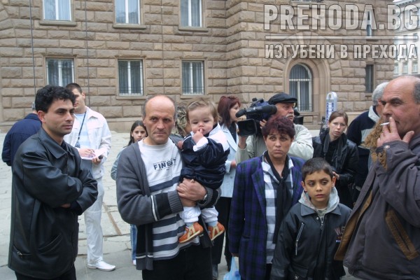 Протестиращи родители на загинали в Кербала пред президенството 2004.4