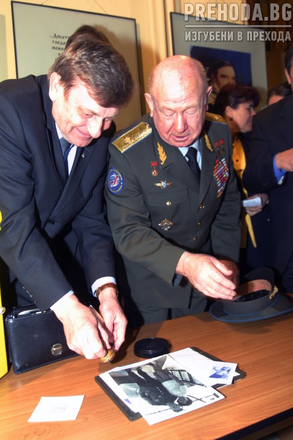 Космонавтите Рукавишников,Георги Иванов и Александров 2004.4