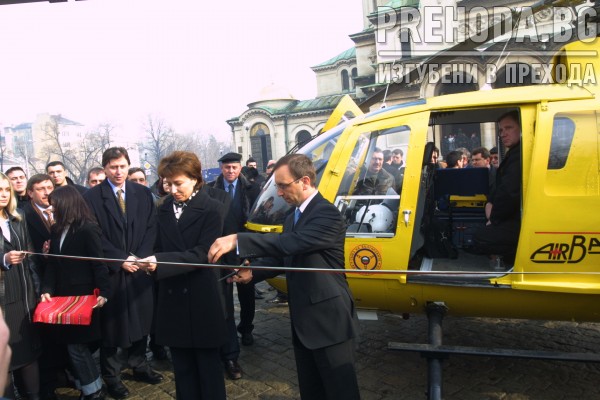 Емил Кюлев дарява медицински хелекоптер - банка ДСК 2004.1
