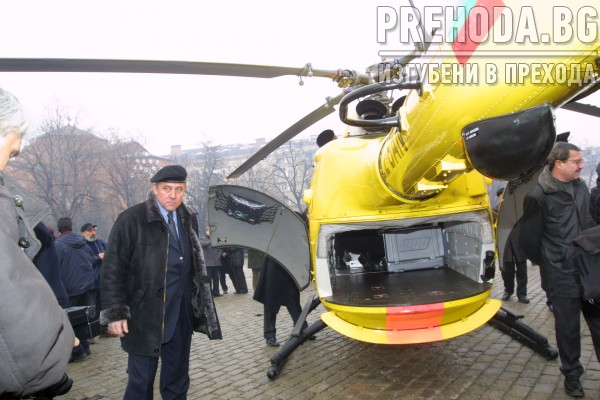 Емил Кюлев дарява медицински хелекоптер - банка ДСК 2004.1