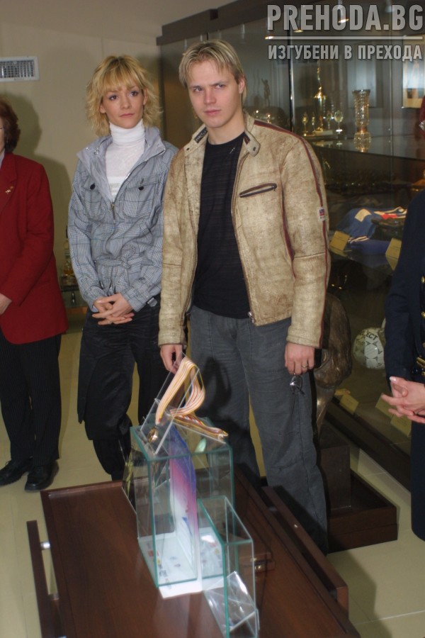 Награждаване на Албена Денкова и Максим Стависки 2004.4