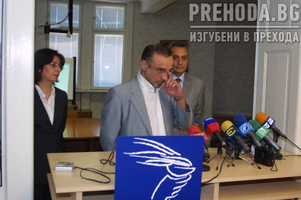 ДСБ-пресконференция-Костов,Михайлова,Методиев 2004.7