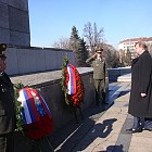 ЦВЕТЯ И ВЕНЦИ ПРЕД ПАМЕТНИКА НА СЪВЕТСКАТА АРМИЯ